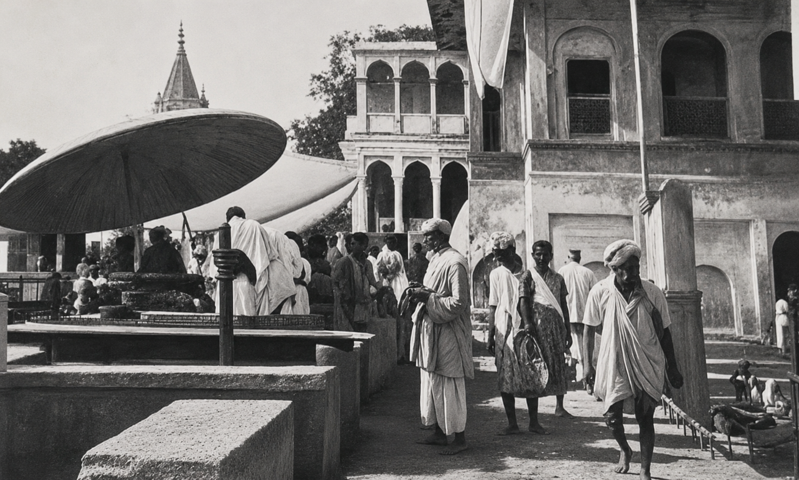 Acharya Das preaching on a ghat.